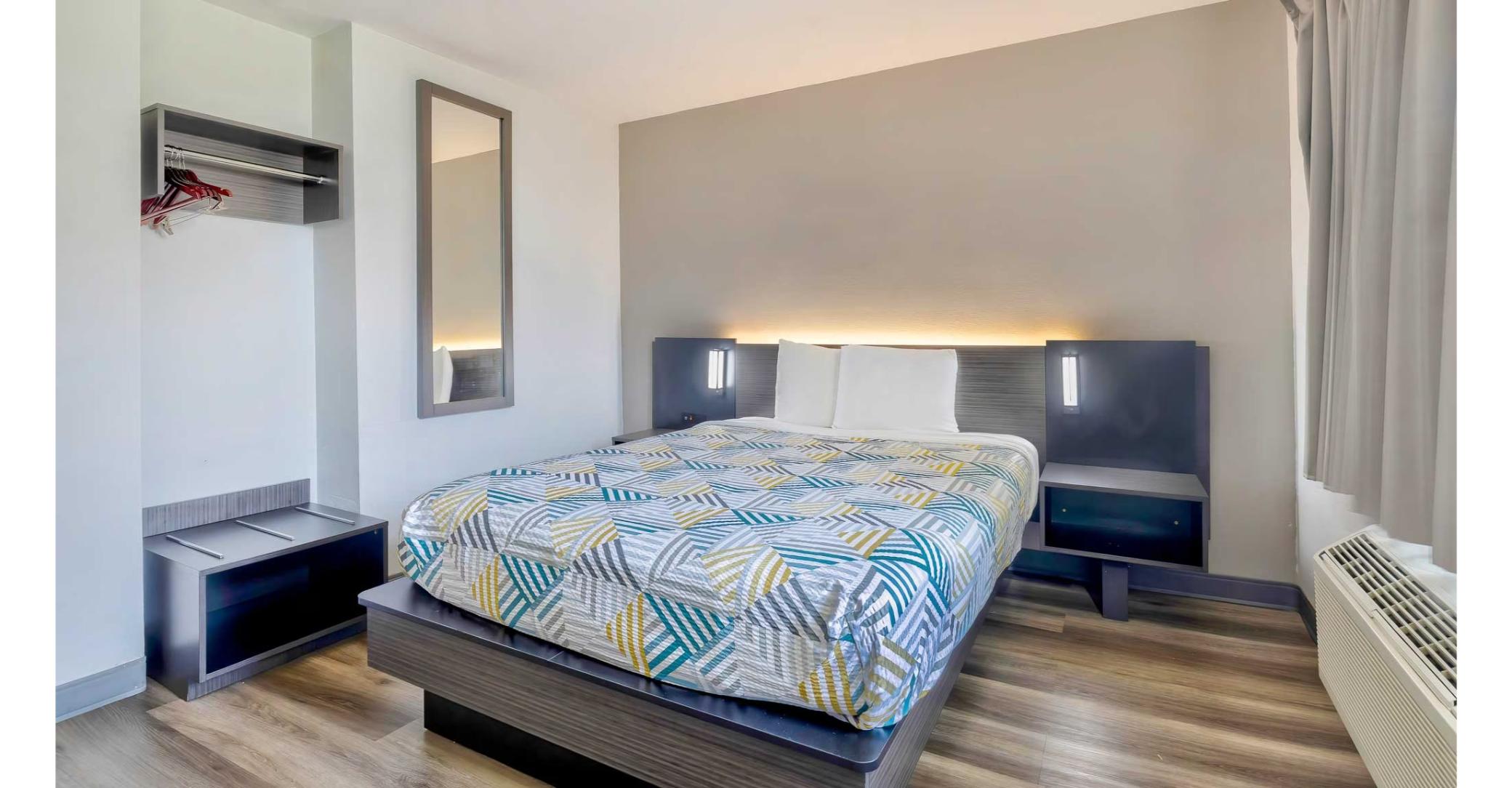 1 Queen Bed - ADA/RI Shower