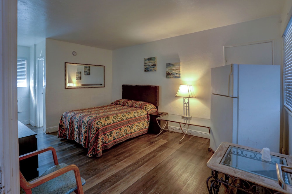 Beach and Town Motel 18/50