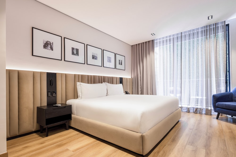 SUPERIOR, KING BED, BALCONY