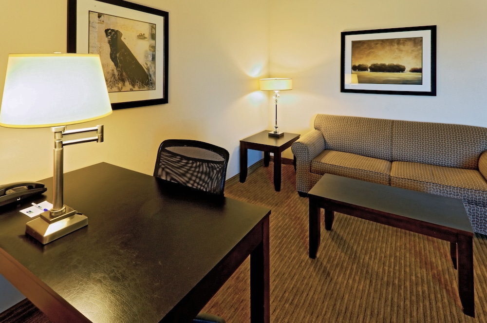 Holiday Inn Express Hotel Suites Cleburne 52/76