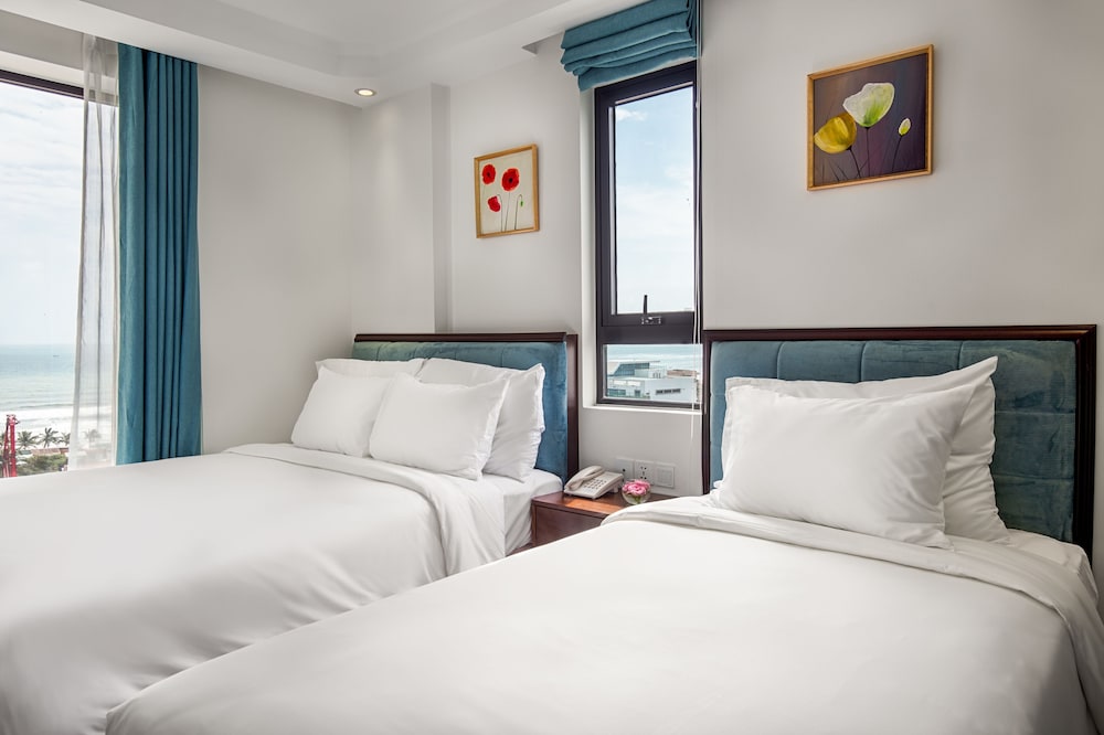 DELUXE, TRIPLE, PARTIAL OCEAN VIEW
