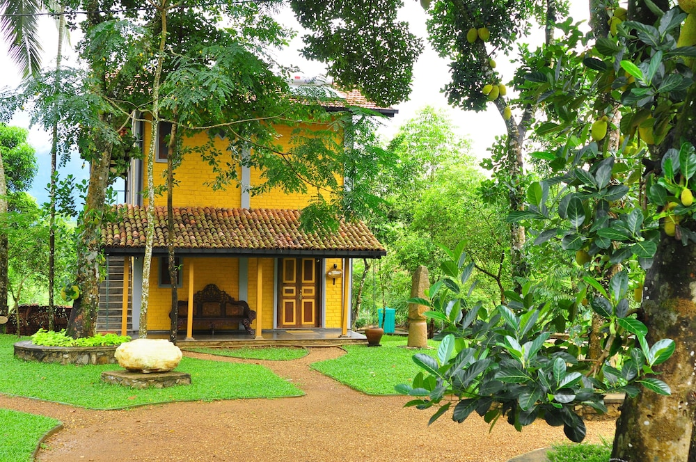 Lake Serenity Boutique Hotel in Kuruwita
