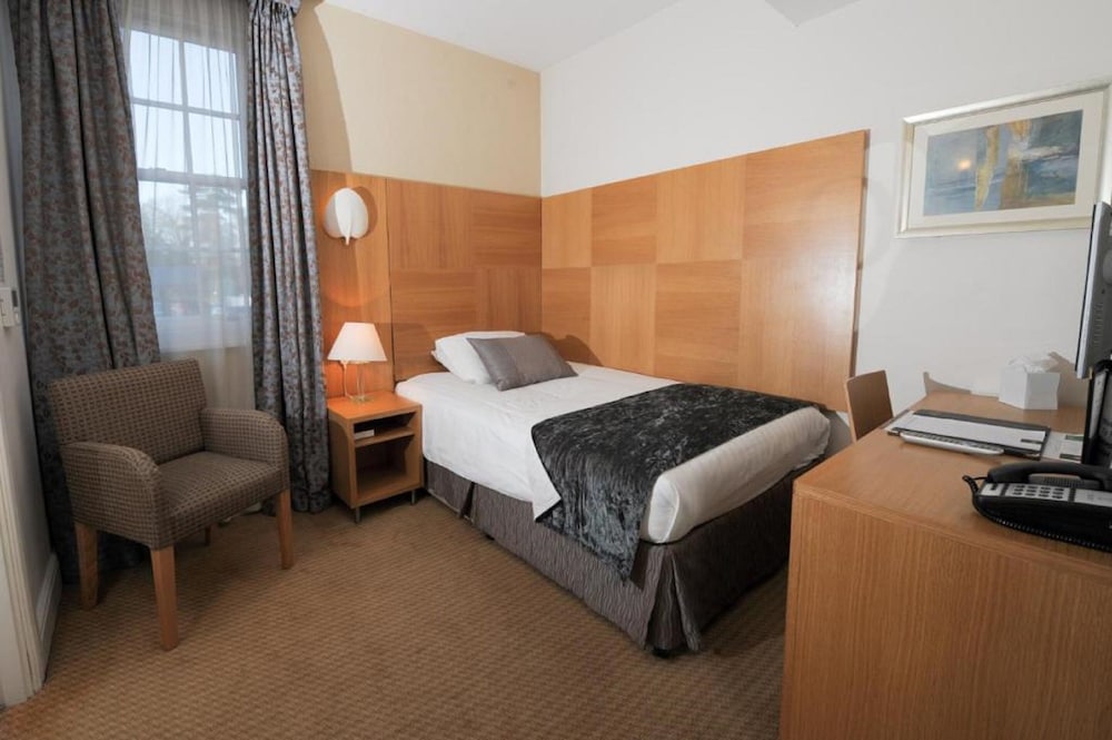 Pinewood Hotel 34/65