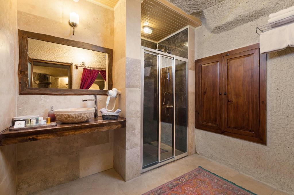 Cave, Suite, King Bed, Queen Bed