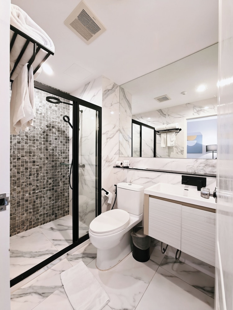 Oakwood Suites Tiwanon Bangkok 48/49