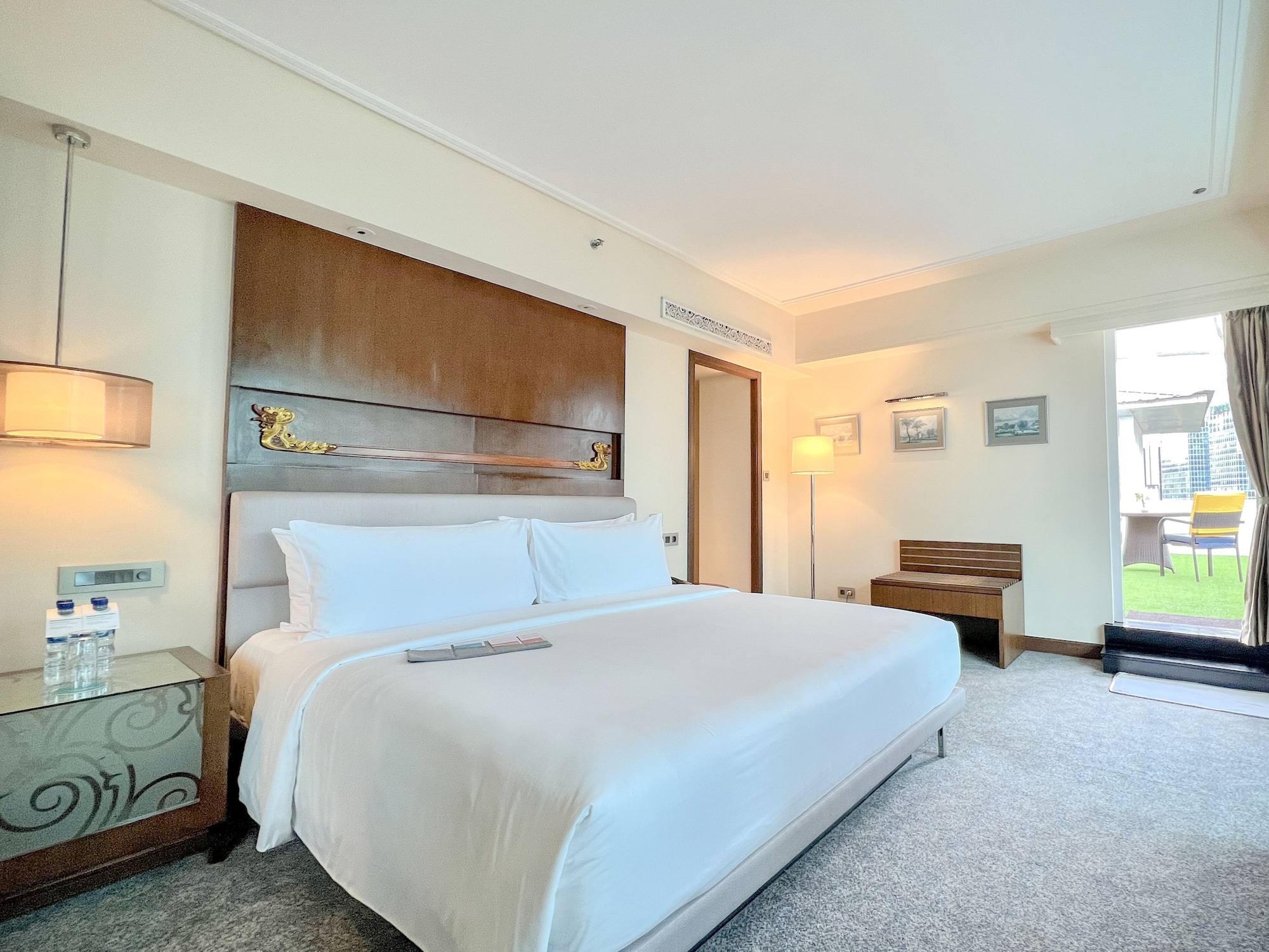 Diplomat, Suite, King Bed, Club Lounge Access