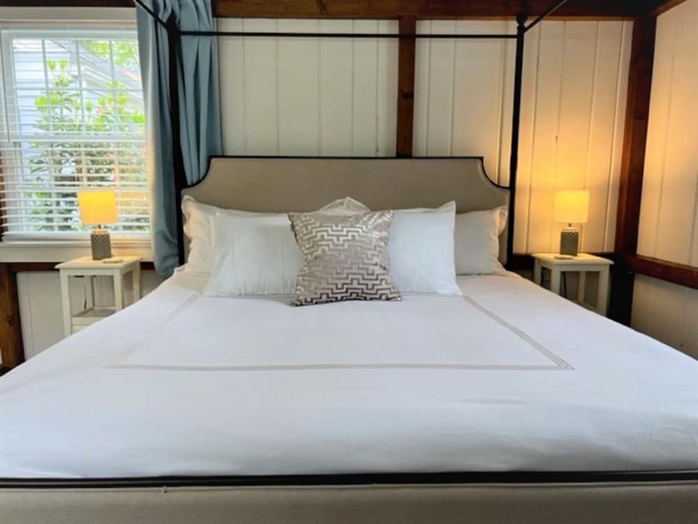 Cove Bluffs Inn 10/50