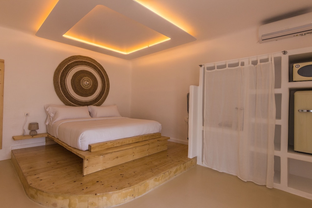 SALT SUITES & EXECUTIVE ROOMS 15/56