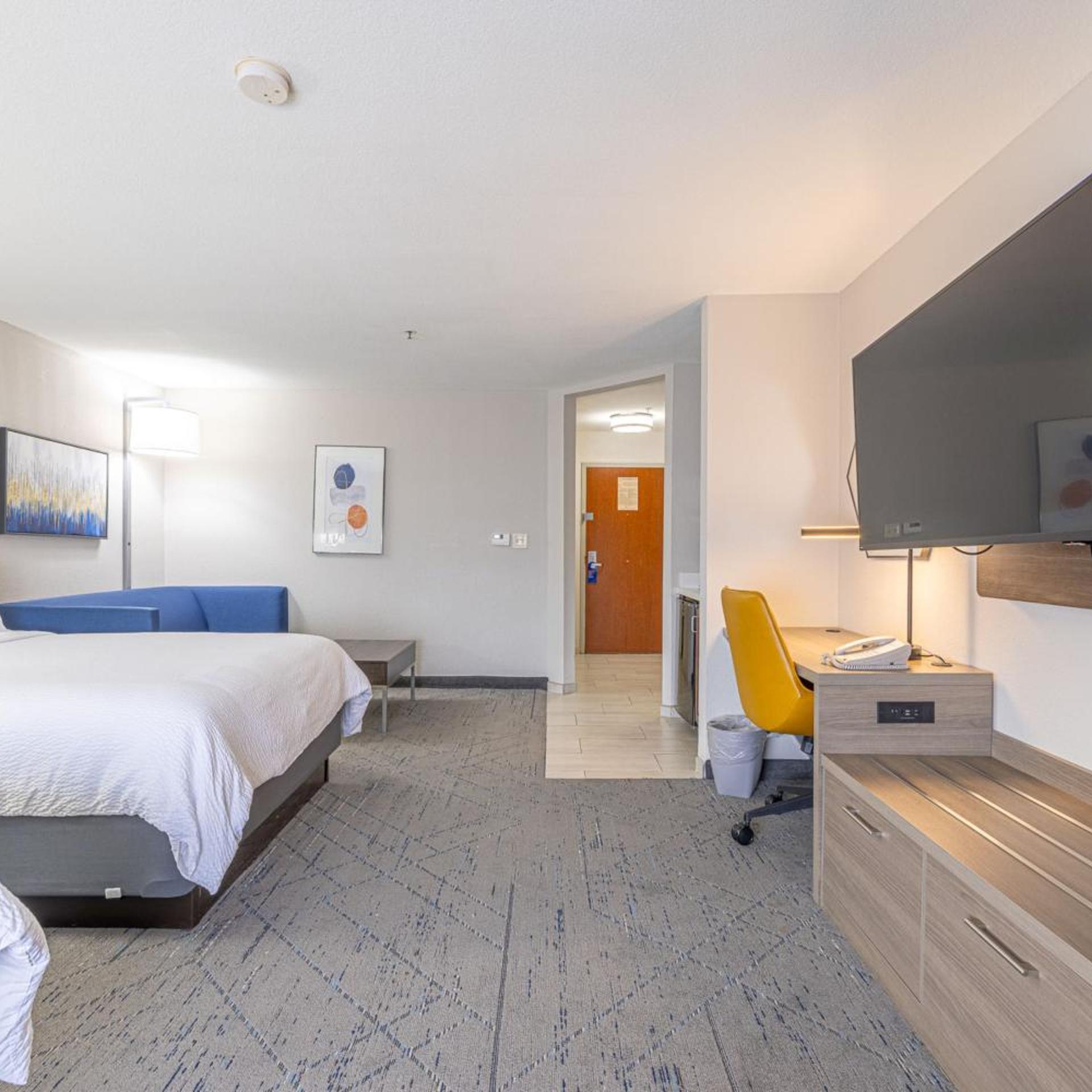 Suite, Queen Bed, Sofa