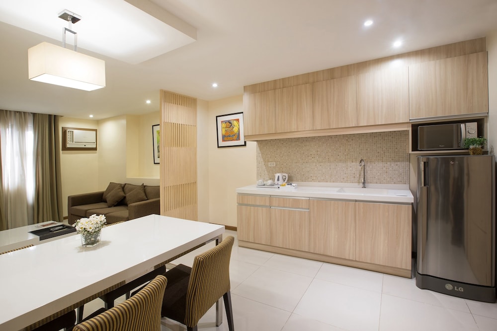 Golden Prince Hotel And Suites 47/50