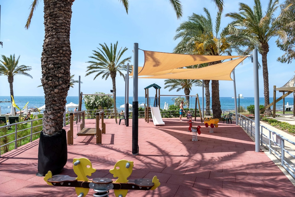 Constantinou Bros Athena Beach Hotel 67/75