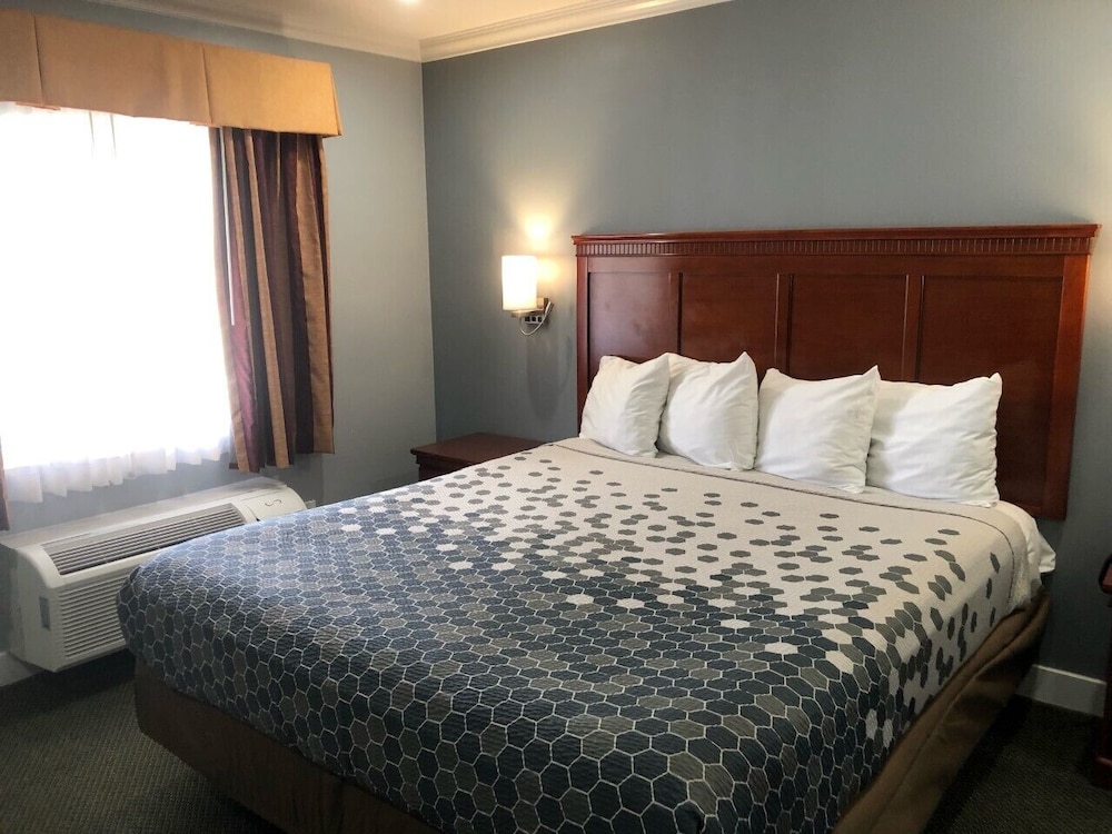Redondo Inn and Suites 8/48