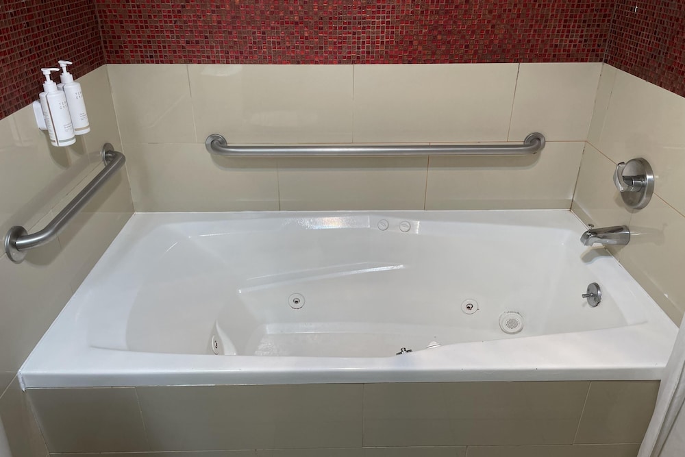 Days Inn by Wyndham Jersey City / NYC Area 38/41