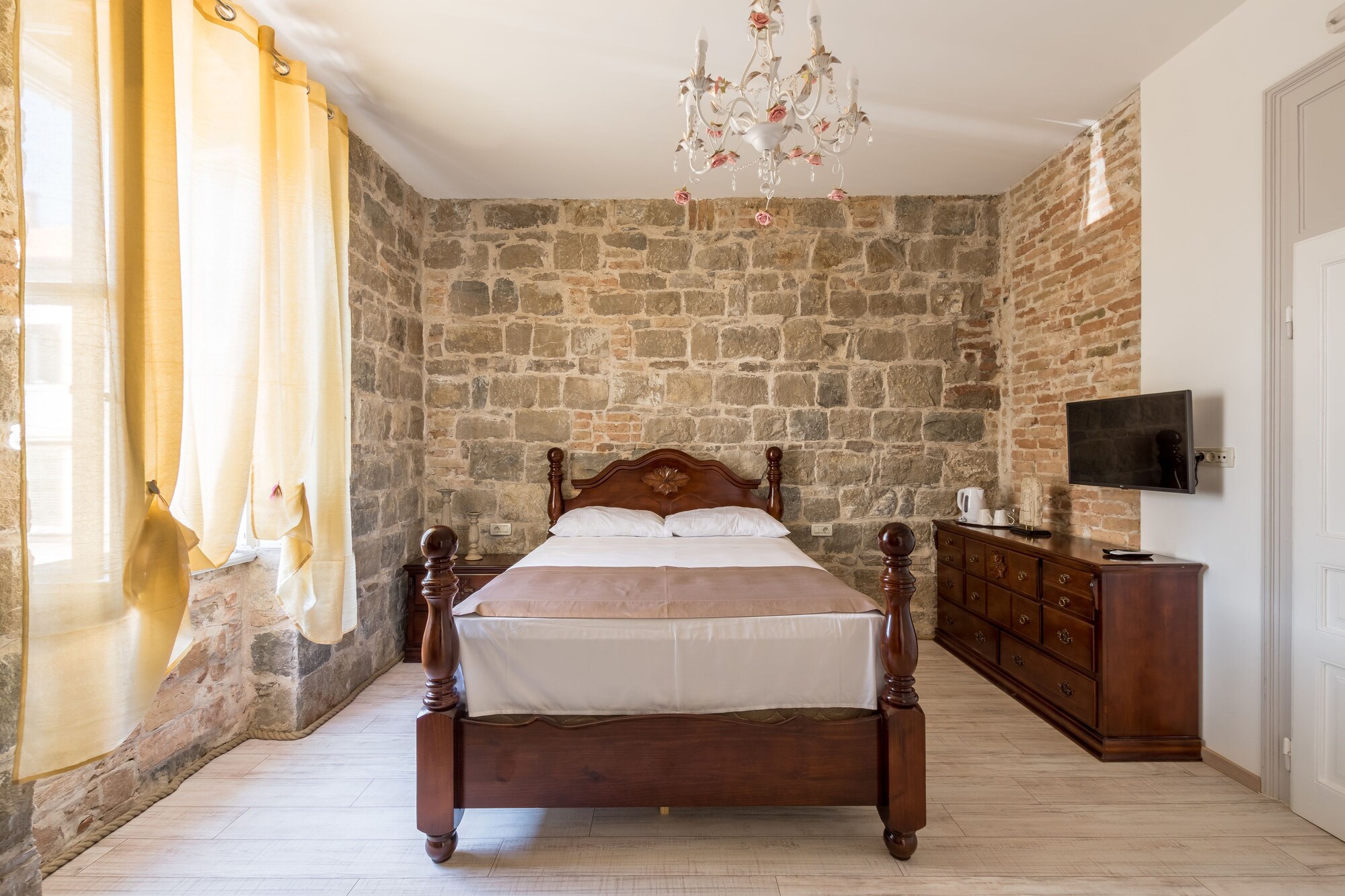 DELUXE, DOUBLE BED
