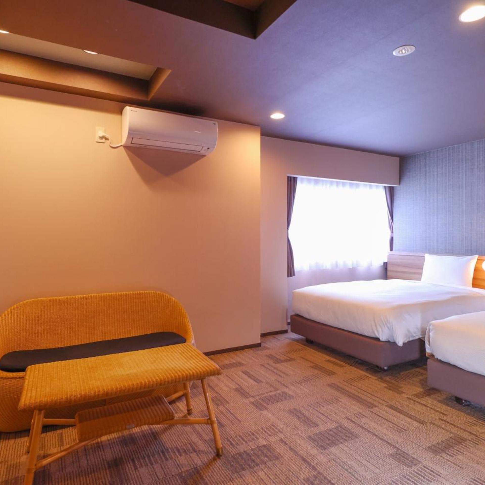 Standard, Twin Beds, Mountain Side, Shared Bathroom 4/6