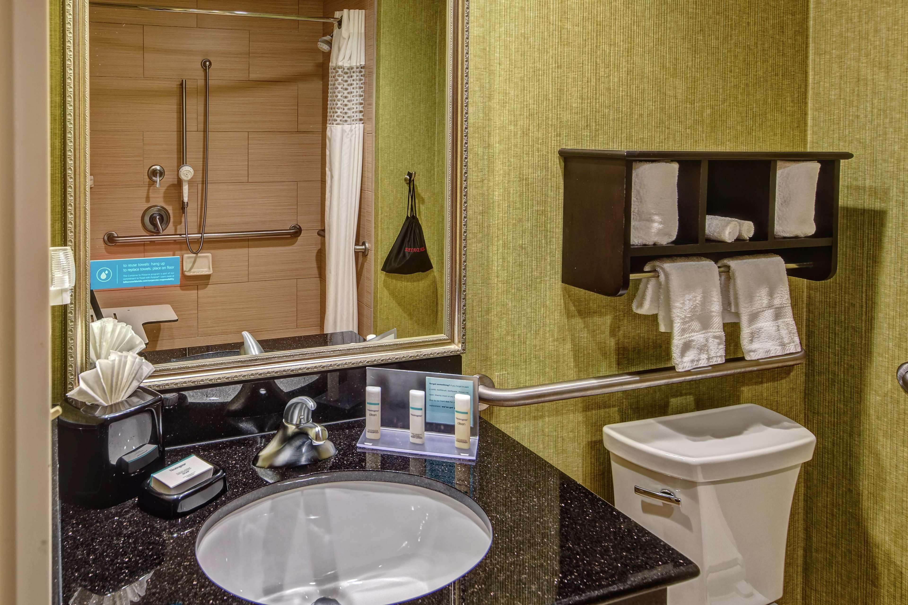 غرفة بسرير مزدوج، Hampton Inn Asheville Tunnel Road 6/8