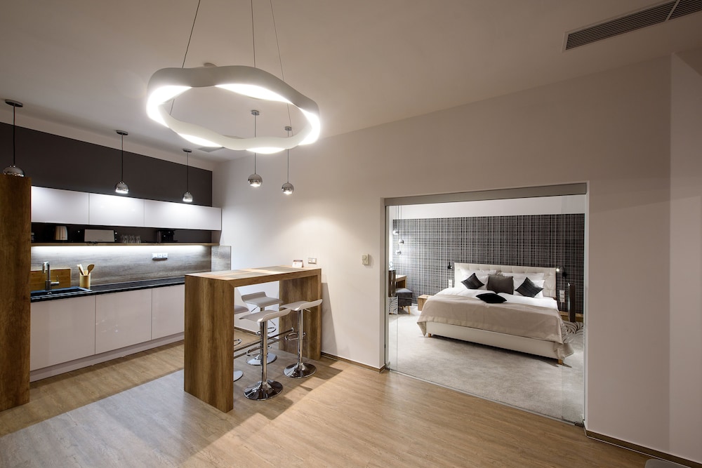 Karoly Corner Residences 7/50