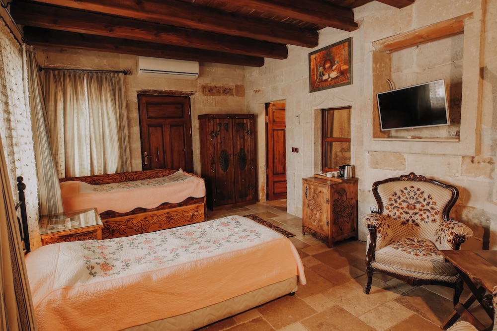 Cave, Family, King Bed