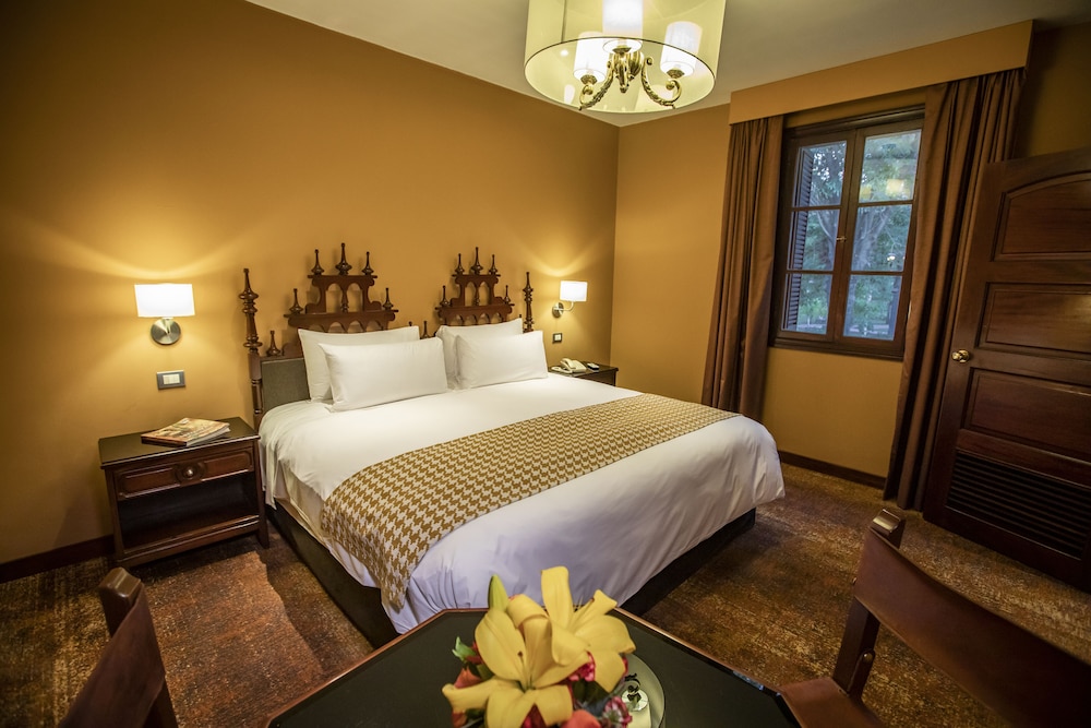Colonial, Suite, King Bed