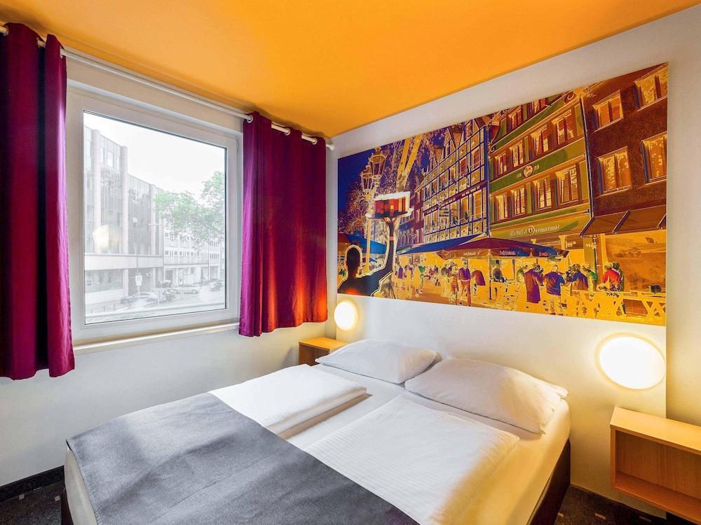 ROOM, QUEEN BED