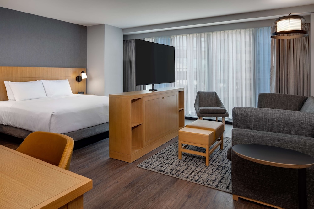 STUDIO, KING BED, SOFA, ACCESSIBLE