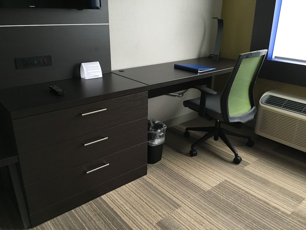 Holiday Inn Express Suites Oswego 29/48