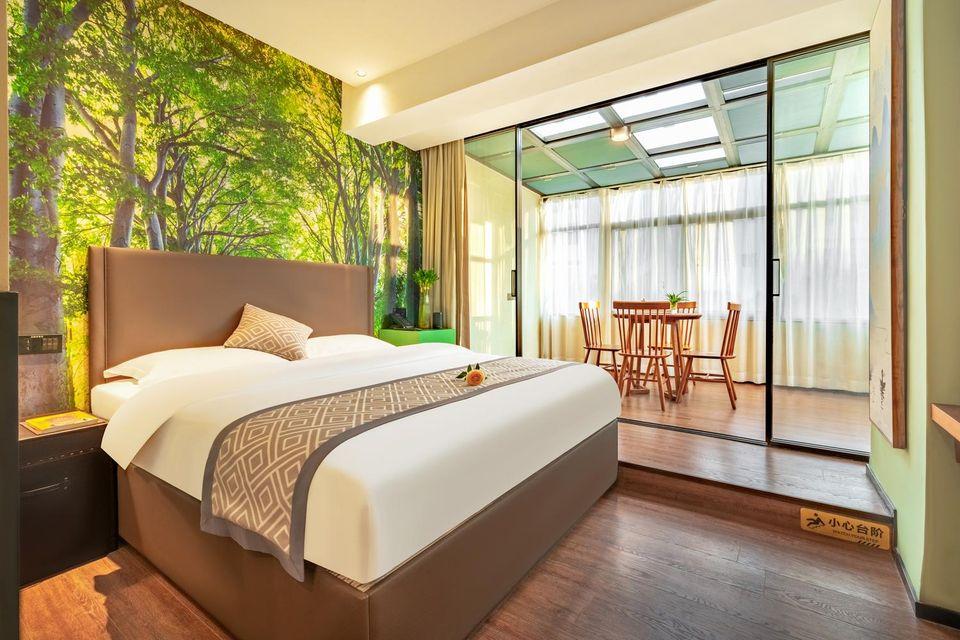 Feature, Queen Bed