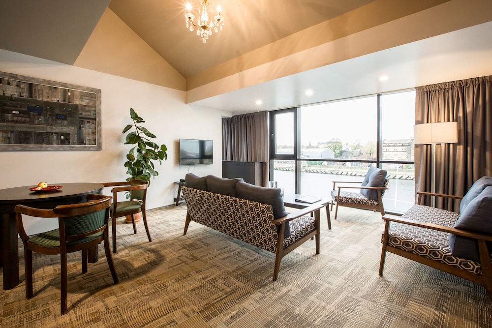 Promenade Hotel 39/53