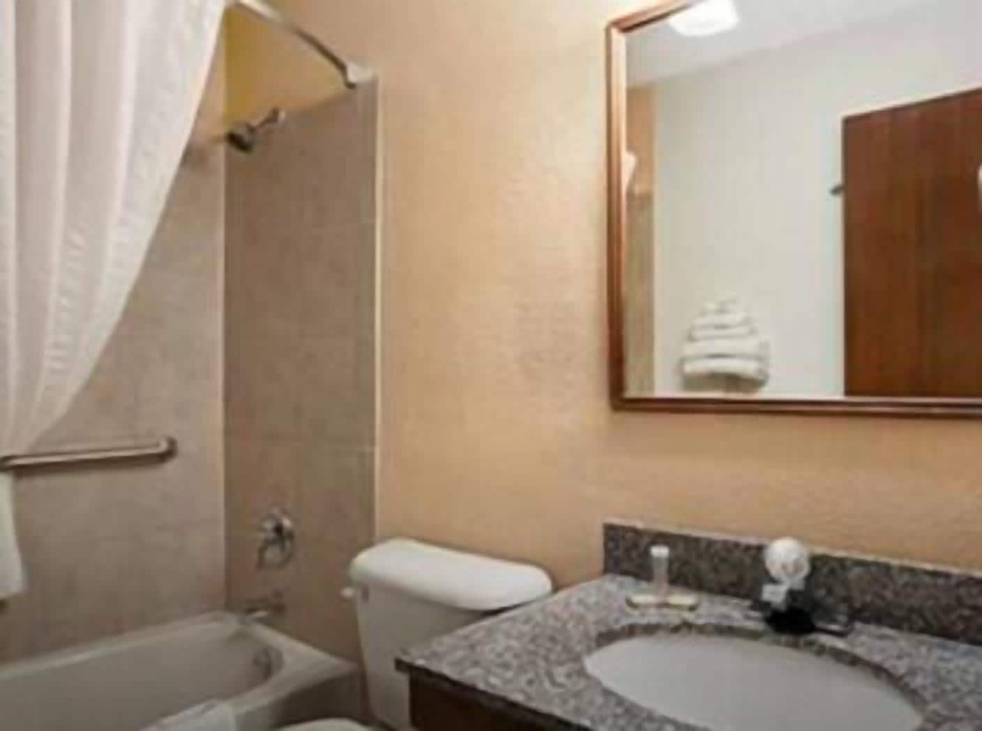 غرفة بسرير كينج، Super 8 by Wyndham New Castle PA 5/5