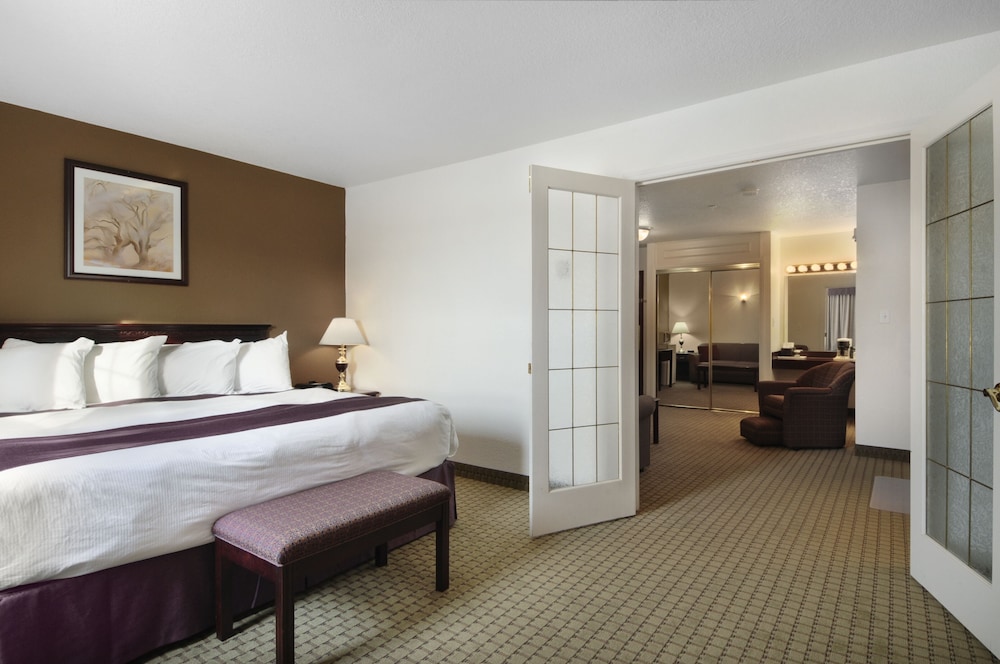 Ramada by Wyndham Red Deer Hotel & Suites 7/36