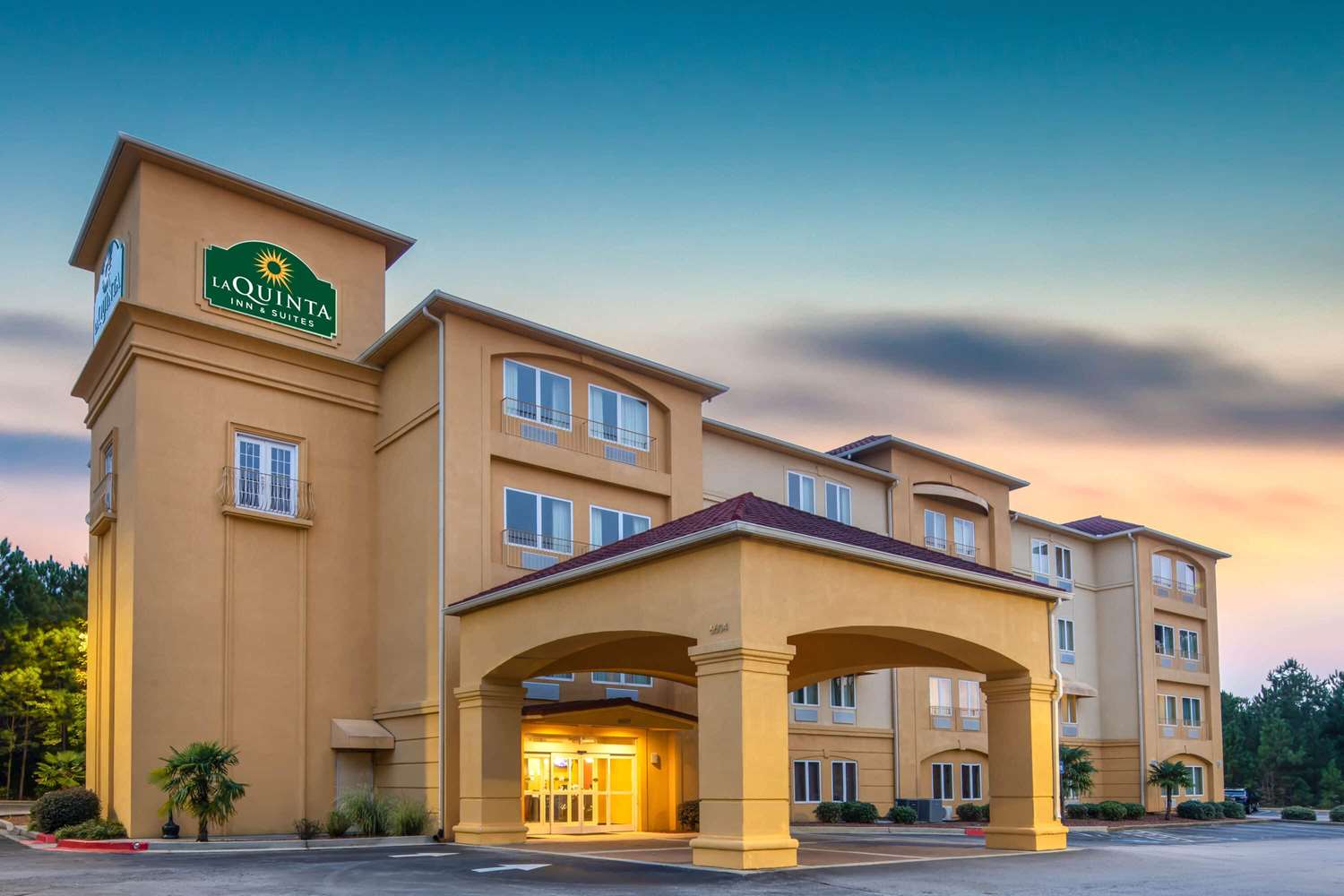 La Quinta Inn and Suites by Wyndham Atlanta Union City 2/33