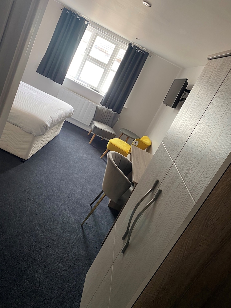 Beaufort Park Hotel 37/41
