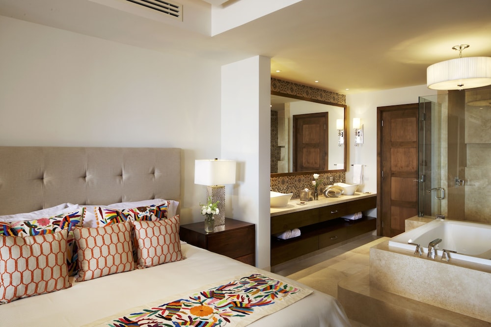 Grand, Studio, King Bed, Queen Murphy Bed
