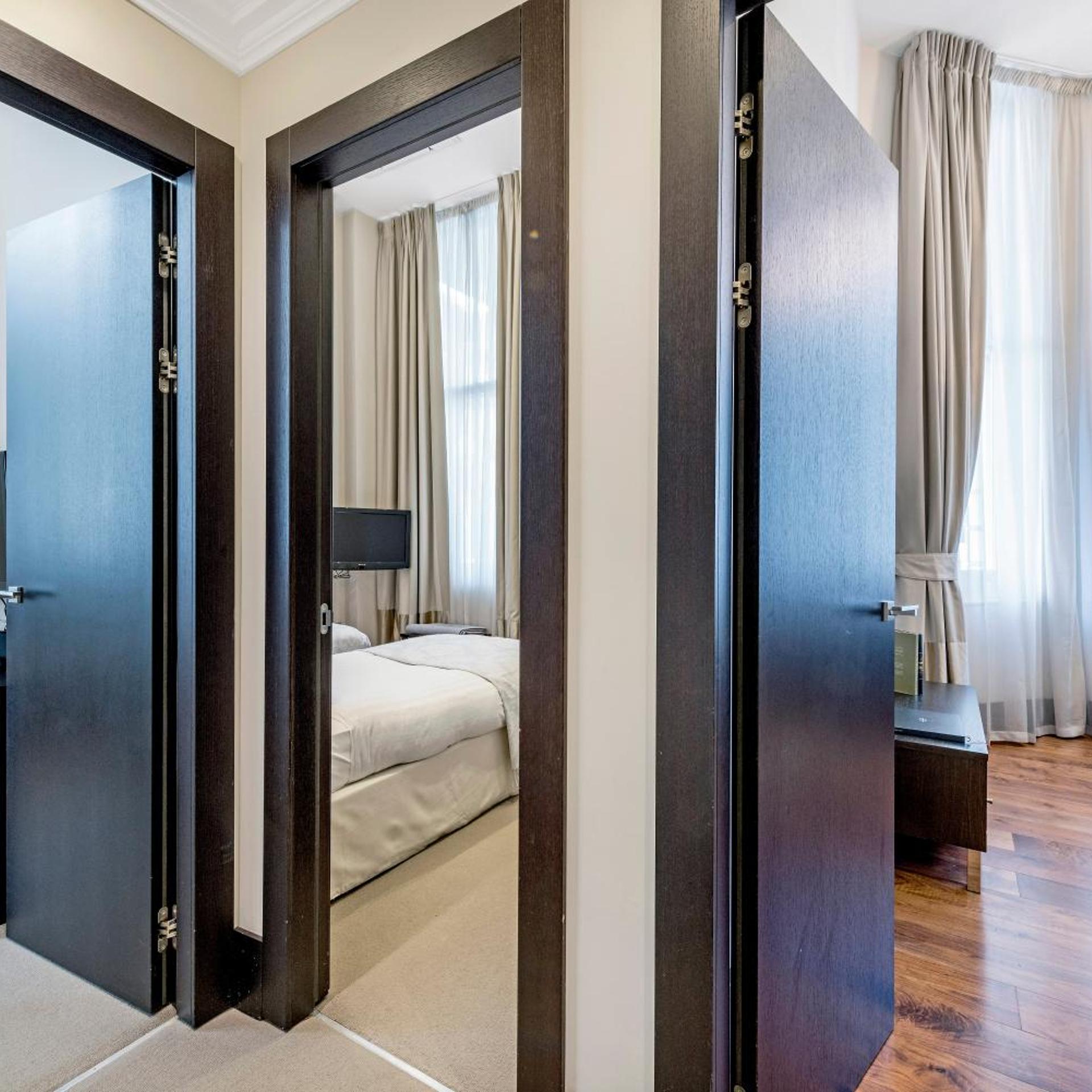 شقة ديلوكس بسرير كينج بغرفتي نوم، 130 Queensgate Apartments 7/10