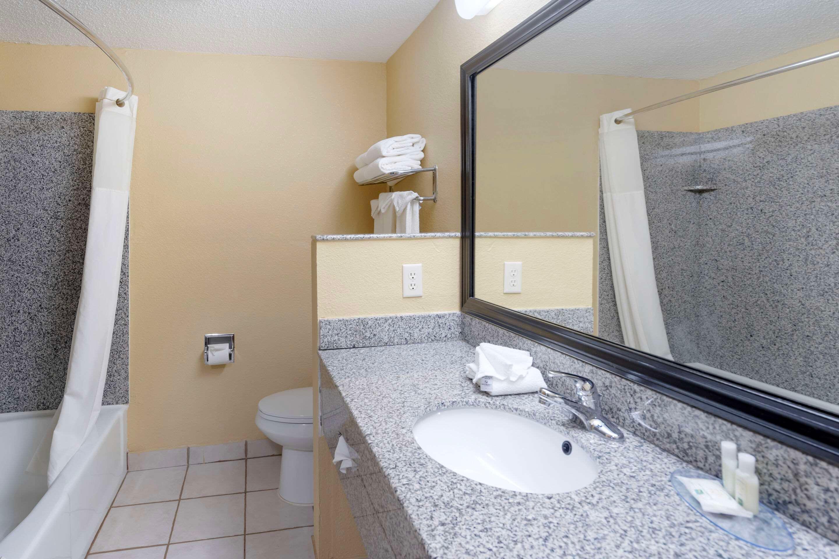 جناح، Quality Inn & Suites Bloomington University Area 3/3