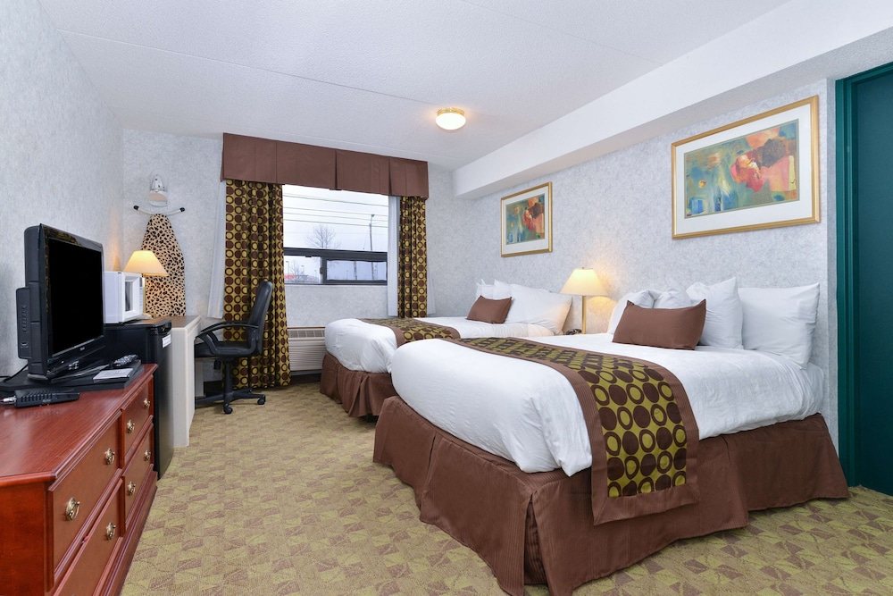 Lexington Inn & Suites Windsor 13/51