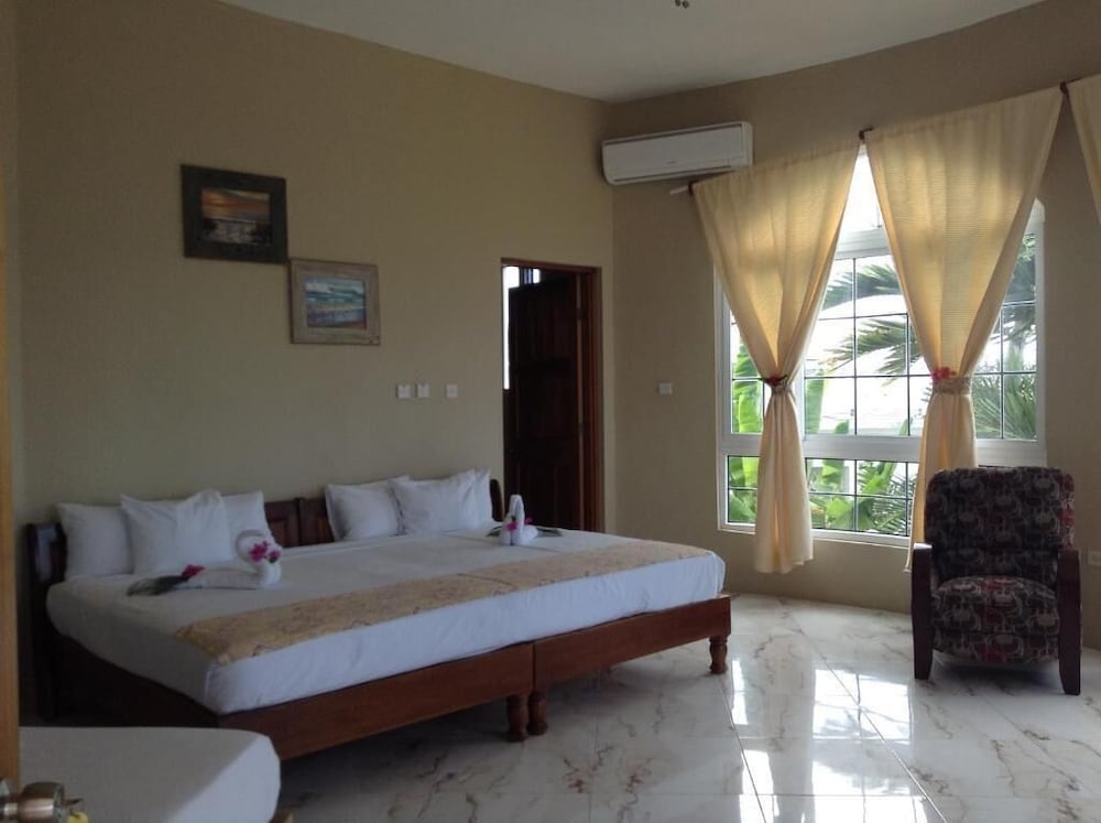 Waters Edge Guest House 6/38