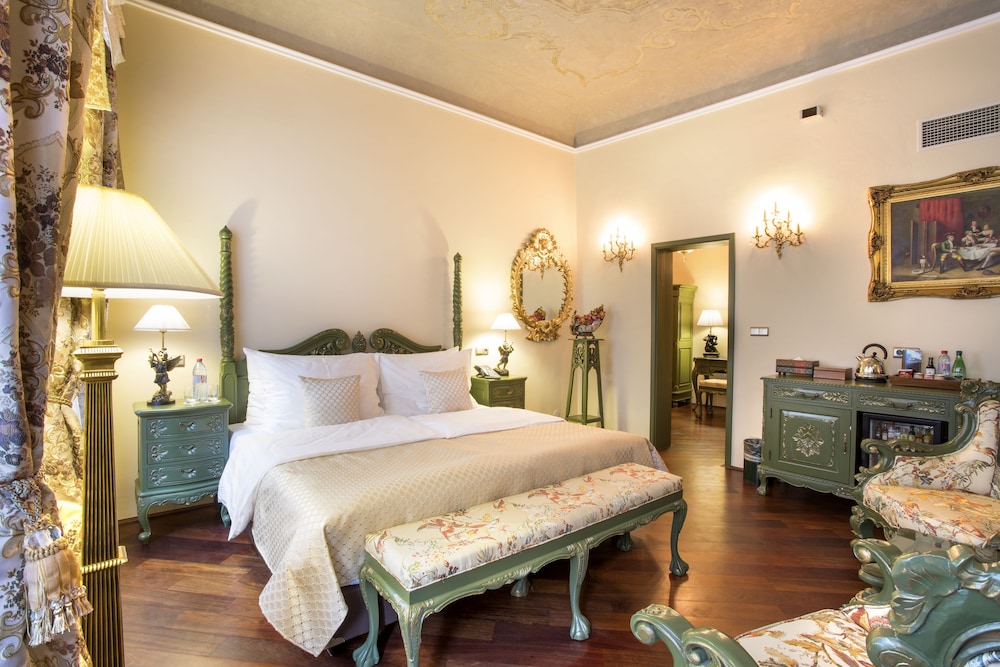 Iron Gate Hotel And Suites 17/71