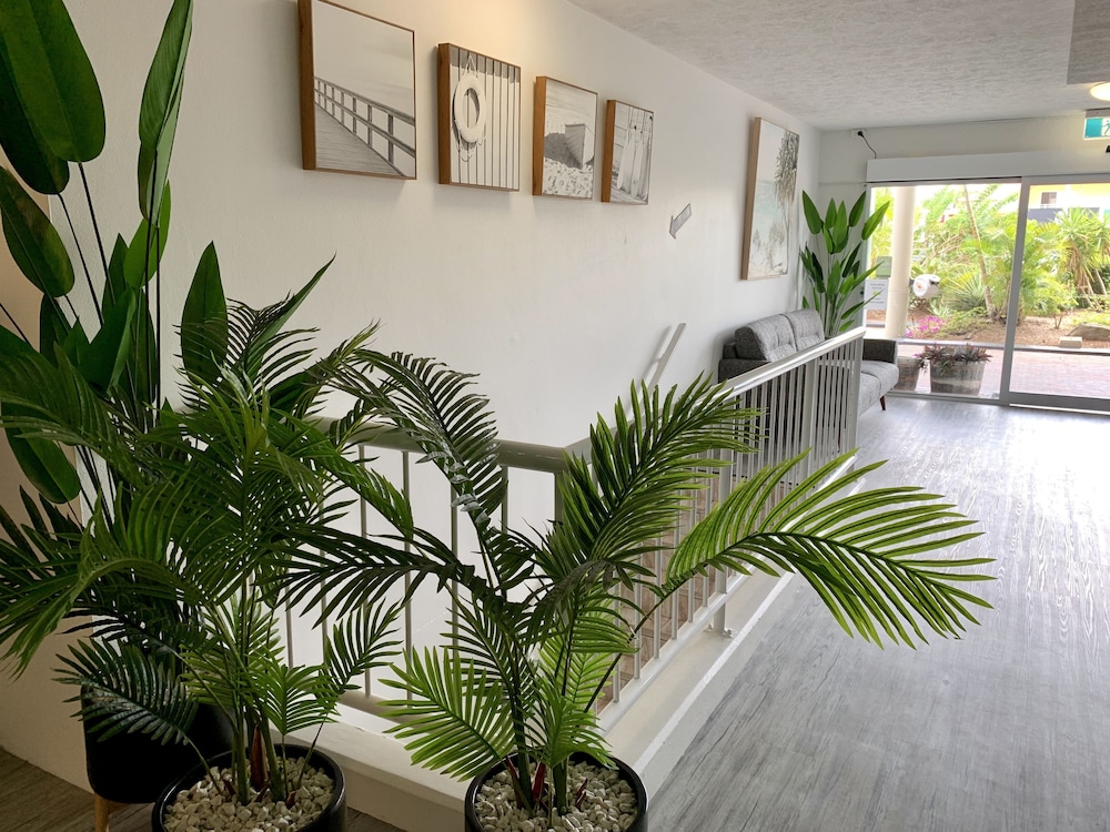 Outrigger Resort 6/76