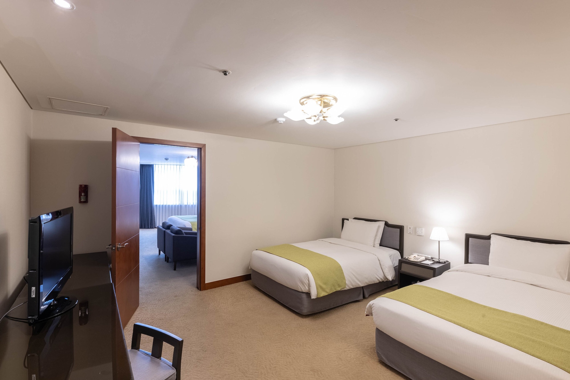 ROOM, QUADRUPLE