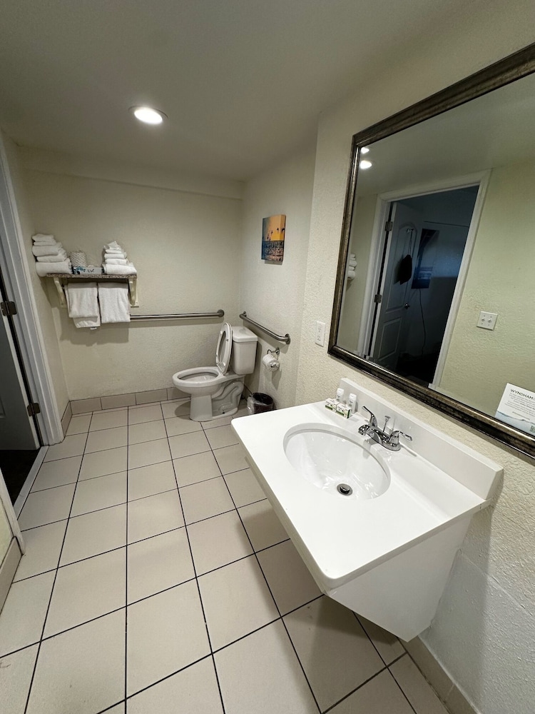 Ramada By Wyndham Virginia Beach 33/37