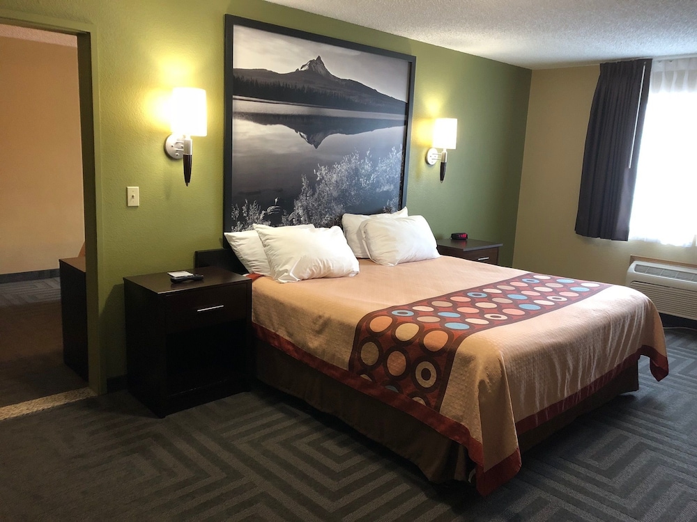 Super 8 by Wyndham LaGrande 9/36