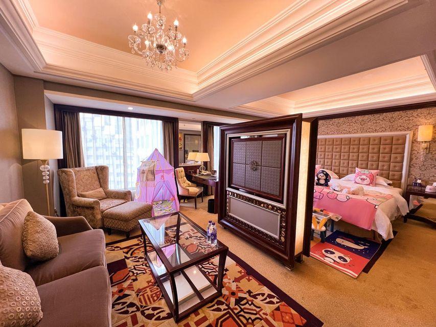 Room, King Bed, Bathtub