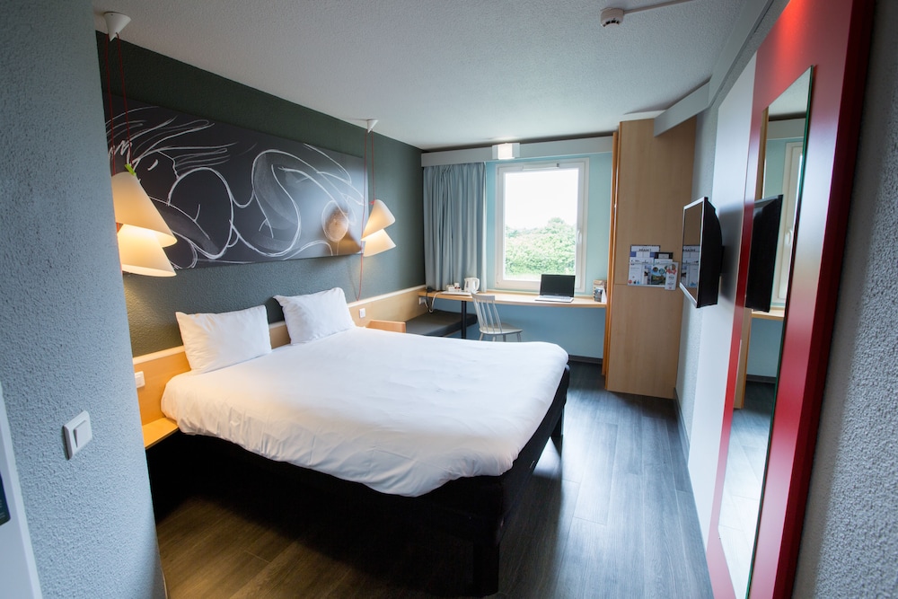 IBIS CHERBOURG LA GLACERIE 8/77