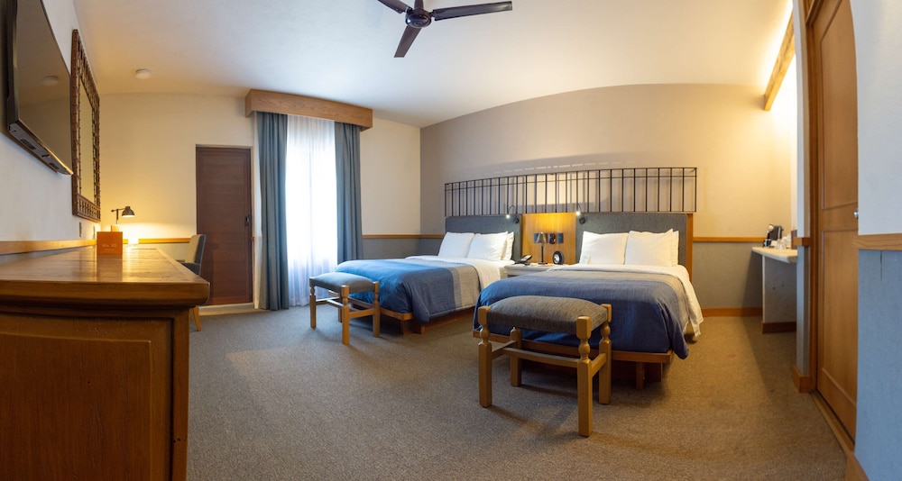 DELUXE, 2 DOUBLE BEDS