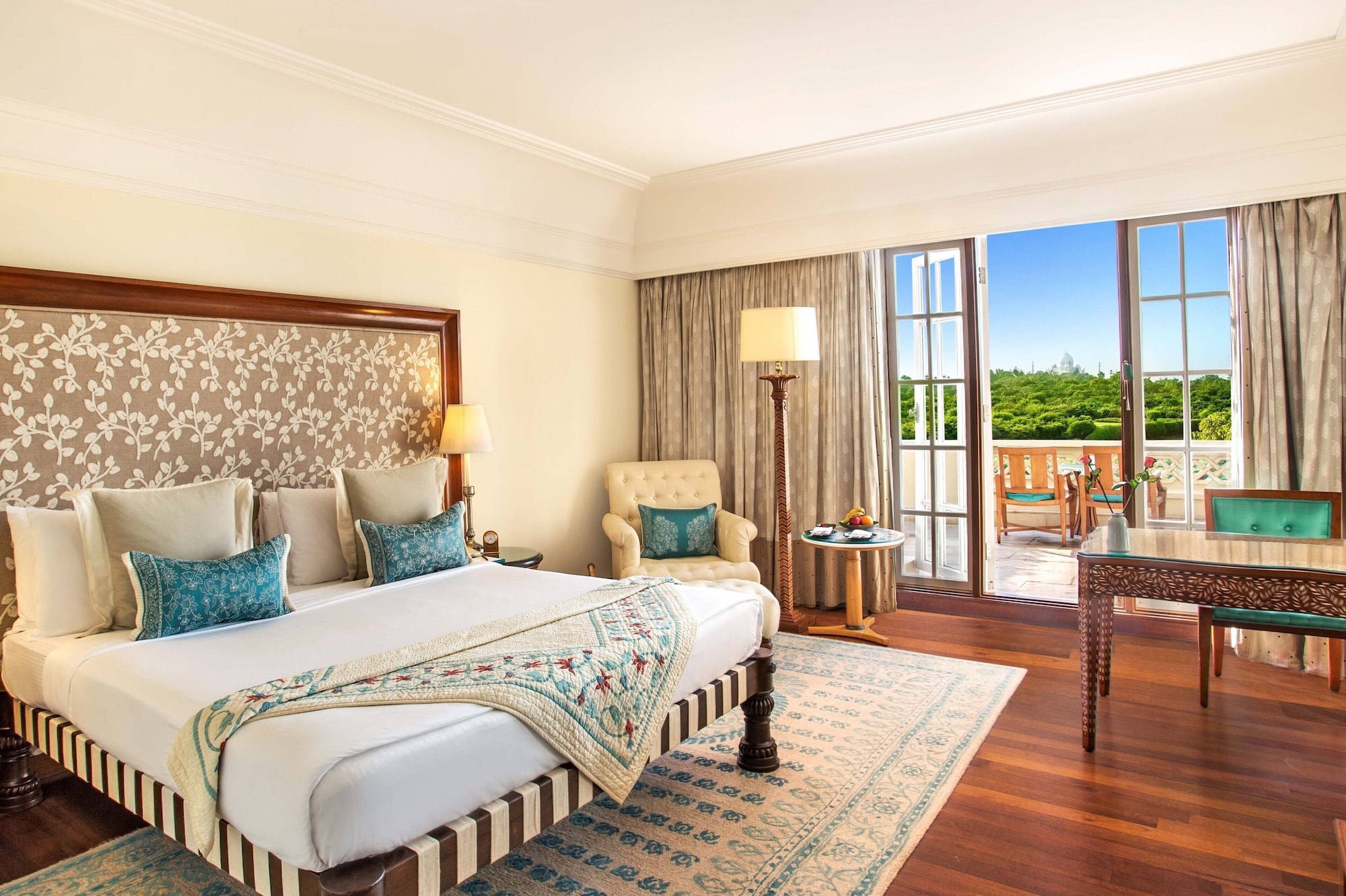 PREMIER, KING BED, BALCONY