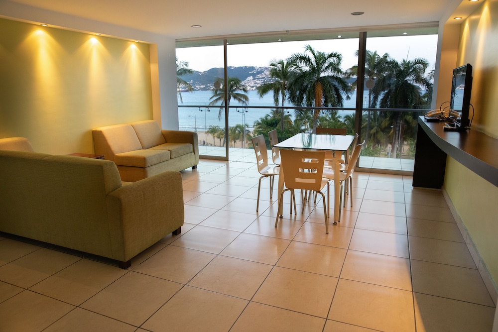 Ramada by Wyndham Acapulco Hotel and Suites 43/61