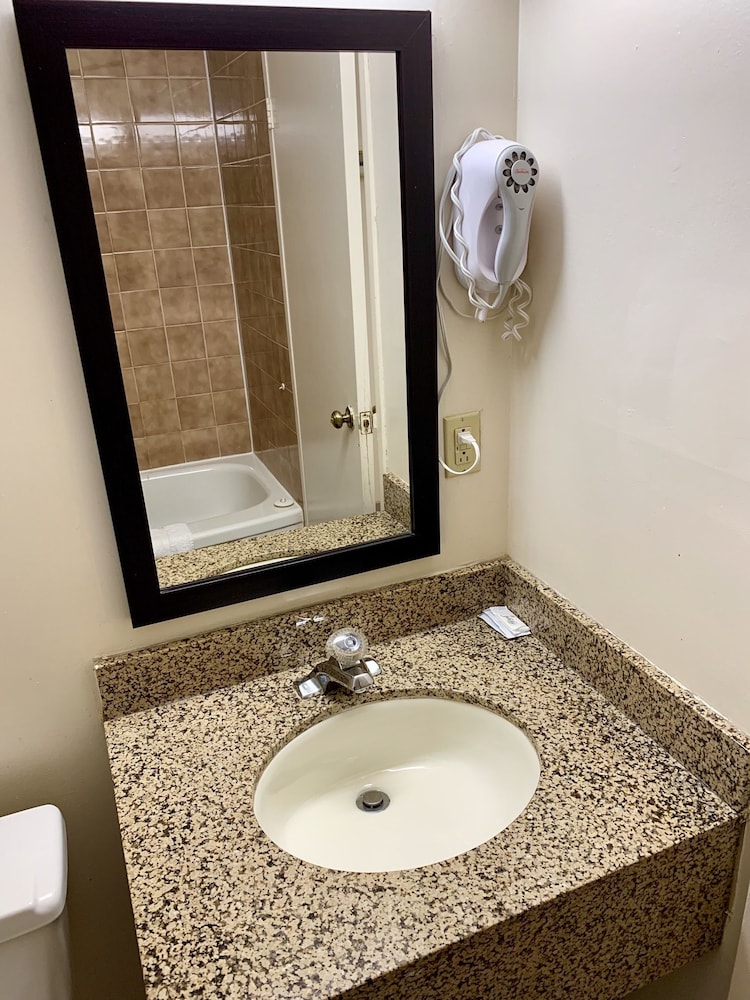 Deluxe Inn 33/70