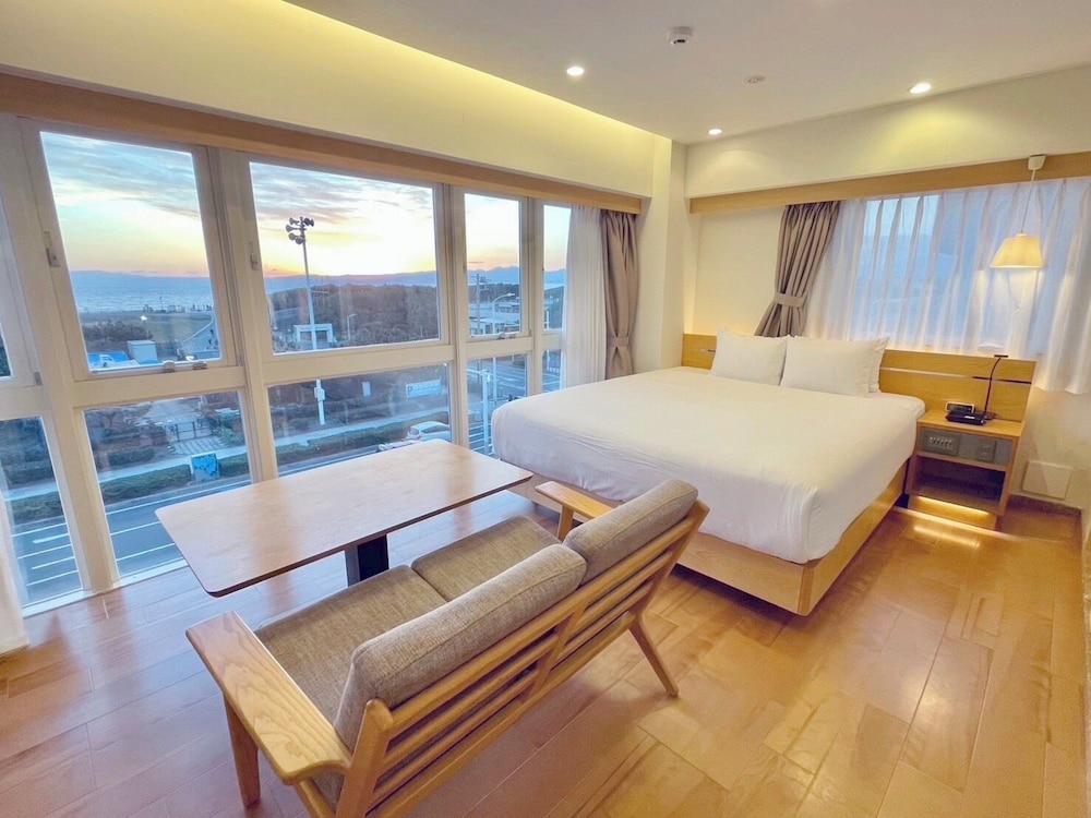 Breath Hotel 13/48