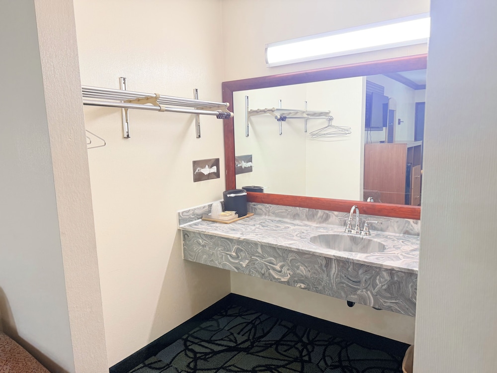 Economy Inn - Akron 53/57